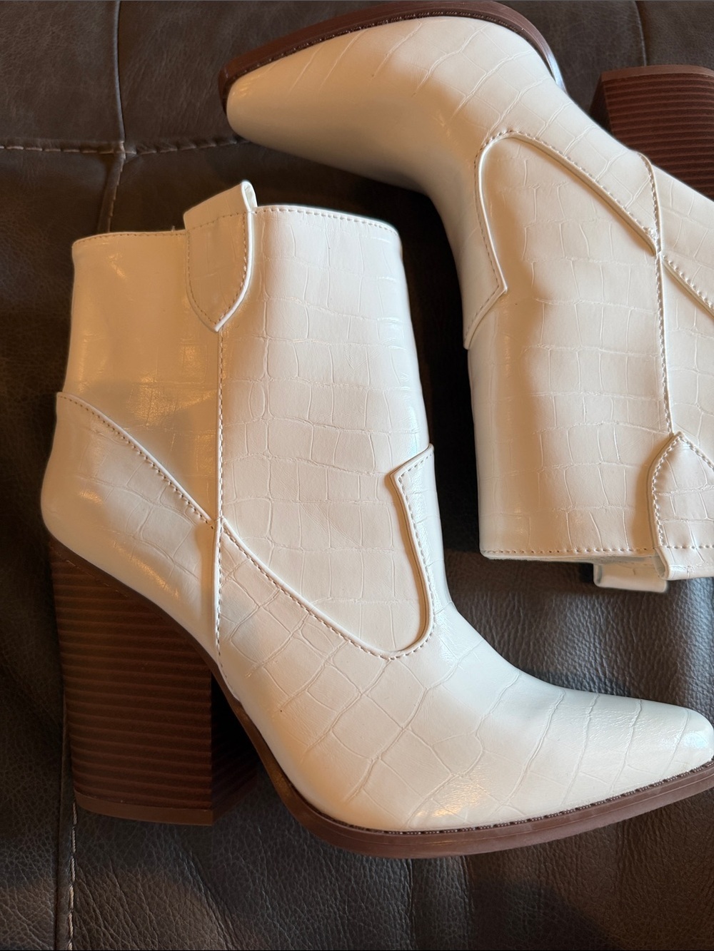 Women’s 8 Country White Faux Leather Shoes Western Ankle Boots Tall Wedge Heel - Picture 2 of 10